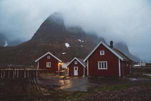 casas rorbu da noruega e rochas de montanhas sobre o fiorde foto