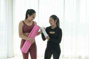 casal mulher apreciar fazer ioga ou ginástica exercícios. mulher fazer ioga com treinador ou pessoal treinador para saúde ou ativo estilo de vida. foto