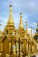 exterior do a Shwedagon pagode uma dourado pagode dentro yangon, Rangun, Mianmar, Ásia foto