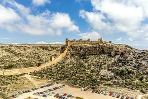 jayran parede - uma mourisco parede- e cerro san cristobal Colina dentro almeria, Andaluzia, Espanha foto