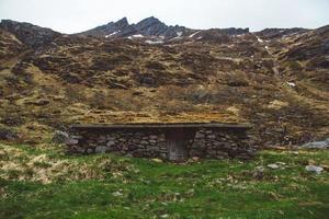 casa velha de pedra e madeira coberta de musgo foto