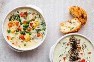 duas tigelas de sopa de vegetais foto