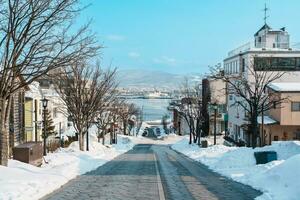 hachiman zaka declive com neve dentro inverno temporada. ponto de referência e popular para atrações dentro Hokkaido, Japão. viagem e período de férias conceito foto