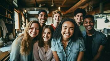 uma grupo do jovem adultos dentro de casa sorridente olhando às Câmera foto