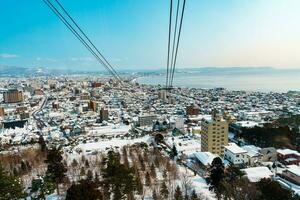 lindo panorama e paisagem urbana a partir de hakodate montanha com neve dentro inverno temporada. ponto de referência e popular para atrações dentro Hokkaido, japão.travel e período de férias conceito foto