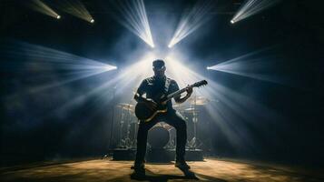 guitarrista jogando em etapa iluminado de Holofote foto