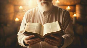 mão segurando Bíblia estudando religioso texto dentro de casa foto
