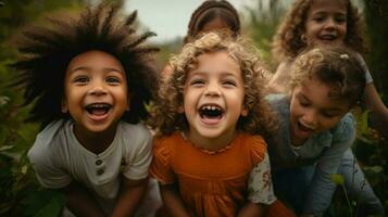 alegre crianças do diferente etnias jogando juntos foto