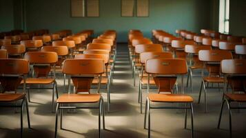 moderno Sala de aula esvaziar cadeiras esperando para alunos foto