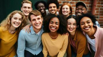 multi étnico grupo do jovem adultos sorridente alegremente foto
