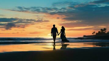 silhueta do casal caminhando em a de praia foto