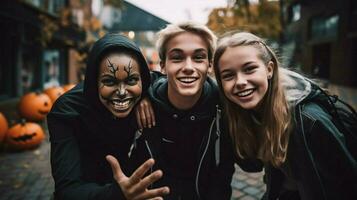 jovem adultos sorridente olhando às Câmera ao ar livre dentro assustador foto