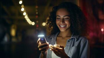 jovem mulher sorridente com alegria telefone iluminado foto