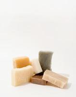 pilha de sabonete orgânico artesanal em fundo branco foto