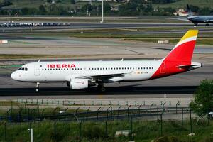 ibéria companhias aéreas passageiro avião às aeroporto. cronograma voar viagem. aviação e aeronaves. ar transporte. global internacional transporte. mosca e vôo. foto