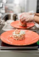 porção de salada fresca na mesa da cozinha do restaurante foto