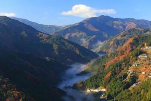 bela paisagem do vale de iya shikoku no japão foto