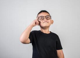 menino gênio engraçado pensando em estúdio tiro foto