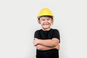 retrato feliz menino usando chapéu de engenheiro foto