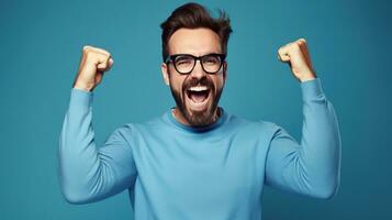 uma homem com óculos e uma azul suéter é levantando dele braços. ai generativo foto