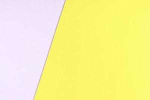 Folha de espuma amarela e roxa com fundo de textura diagonal foto