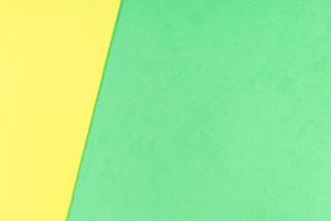 Folha de espuma amarela e verde com fundo de textura diagonal foto