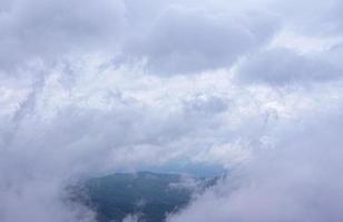 nuvens e neblina são fofas e fofas espalhadas por toda parte foto