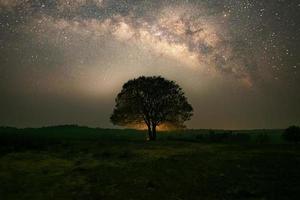 o céu noturno vê a via láctea foto