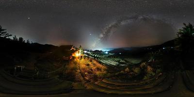 panorama360 milkyway no campo de arroz chiang mai, tailândia. foto