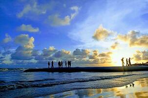 Magia pôr do sol dentro mar de praia. foto