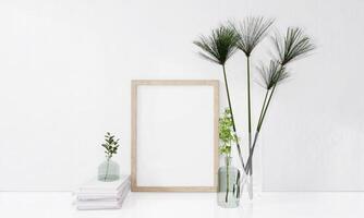 Molduras com vasos de plantas adornam a sala de estar. foto