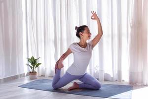 linda mulher praticando ioga em uma sala de ioga