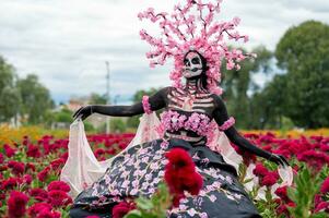 glorioso elegância dentro a coração do cholula cempasuchil Campos uma hipnotizante dia do a morto sessão de fotos, apresentando uma deslumbrante mulher transformado para dentro uma catrina, pagando para a tradição do morrer de muertos foto