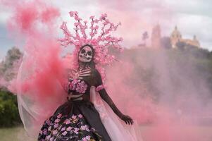 encantador Catrina uma dia de los muertos sessão de fotos dentro cholula cempasuchil Campos, emoldurado de a icônico cholula Igreja a comemorar beleza tradição e a encantador Rosa fumaça