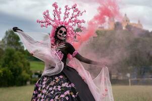 encantador Catrina uma dia de los muertos sessão de fotos dentro cholula cempasuchil Campos, emoldurado de a icônico cholula Igreja a comemorar beleza tradição e a encantador Rosa fumaça