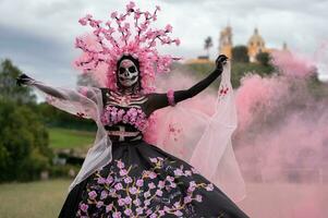 encantador Catrina uma dia de los muertos sessão de fotos dentro cholula cempasuchil Campos, emoldurado de a icônico cholula Igreja a comemorar beleza tradição e a encantador Rosa fumaça