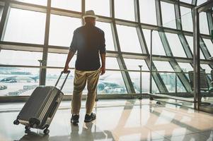 um viajante com um chapéu cinza se preparando para viajar foto