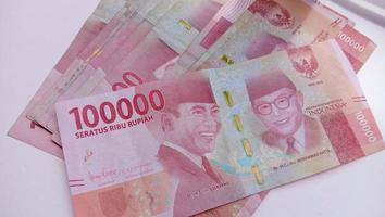 moeda de 100 mil rupias a moeda do estado da indonésia