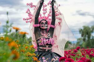 glorioso elegância dentro a coração do cholula cempasuchil Campos uma hipnotizante dia do a morto sessão de fotos, apresentando uma deslumbrante mulher transformado para dentro uma catrina, pagando para a tradição do morrer de muertos foto