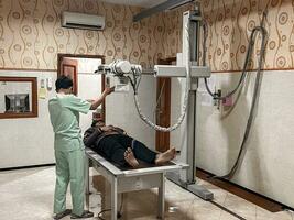 klaten, Indonésia, agosto 15, 2023. saúde trabalhadores, enfermeiras estão realizando ct scans em pacientes dentro hospitais, klaten, Indonésia foto