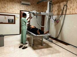 klaten, Indonésia, agosto 15, 2023. saúde trabalhadores, enfermeiras estão realizando ct scans em pacientes dentro hospitais, klaten, Indonésia foto