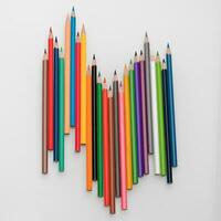 colori lápis dentro a Formato do uma onda em uma branco fundo foto