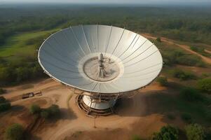 aéreo Visão do uma satélite prato em a topo do a montanha foto