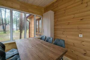 mesa com cadeiras dentro Entrada corredor dentro de madeira país eco casa foto