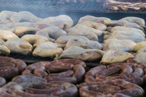 tradicional carne grelhado em a grade dentro a Argentino campo foto