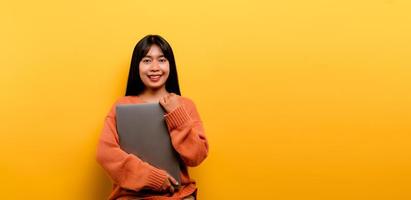 Mulher asiática e laptop e estão felizes em trabalhar foto