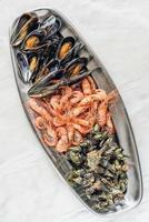 seleção mista de frutos do mar portugueses frescos servidos em pratos gourmet