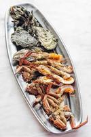 seleção mista de frutos do mar portugueses frescos servidos em pratos gourmet