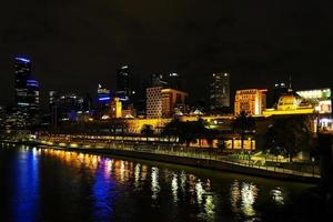 Horizonte urbano moderno ao lado do rio da cidade de melbourne central à noite na Austrália foto