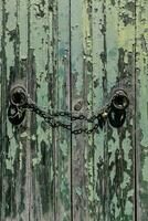 uma verde porta com uma cadeia e cadeado foto